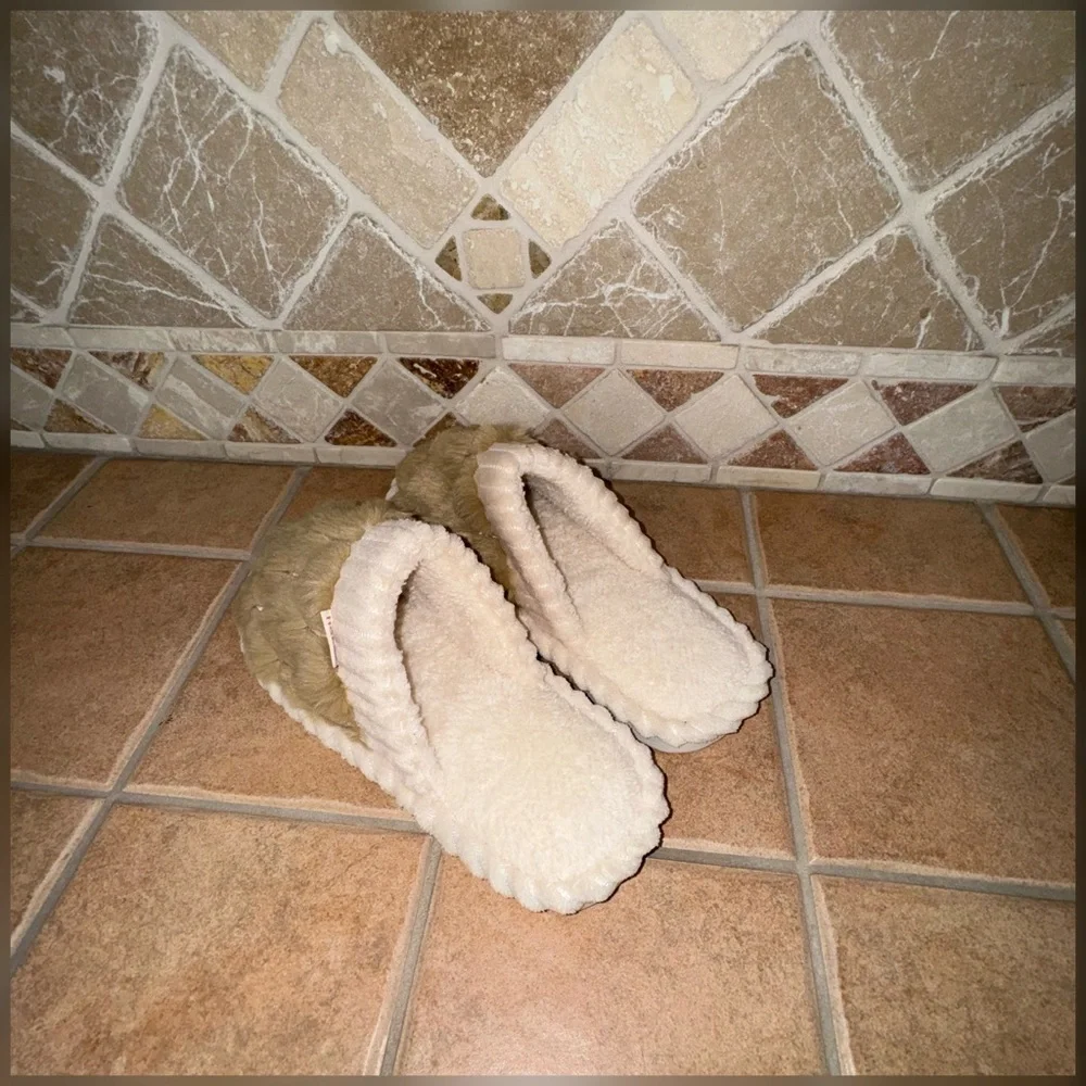 🆕🌟Slippers🌟 - Picture 3 of 10